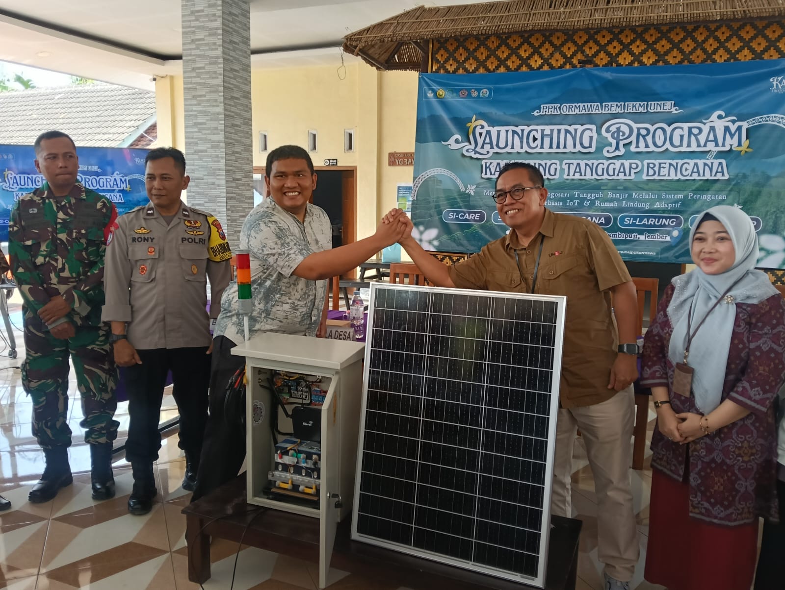 ANTISIPASI BANJIR, PEMDES NOGOSARI DAN MAHASISWA UNEJ PASANG EWS BERBASIS IOT