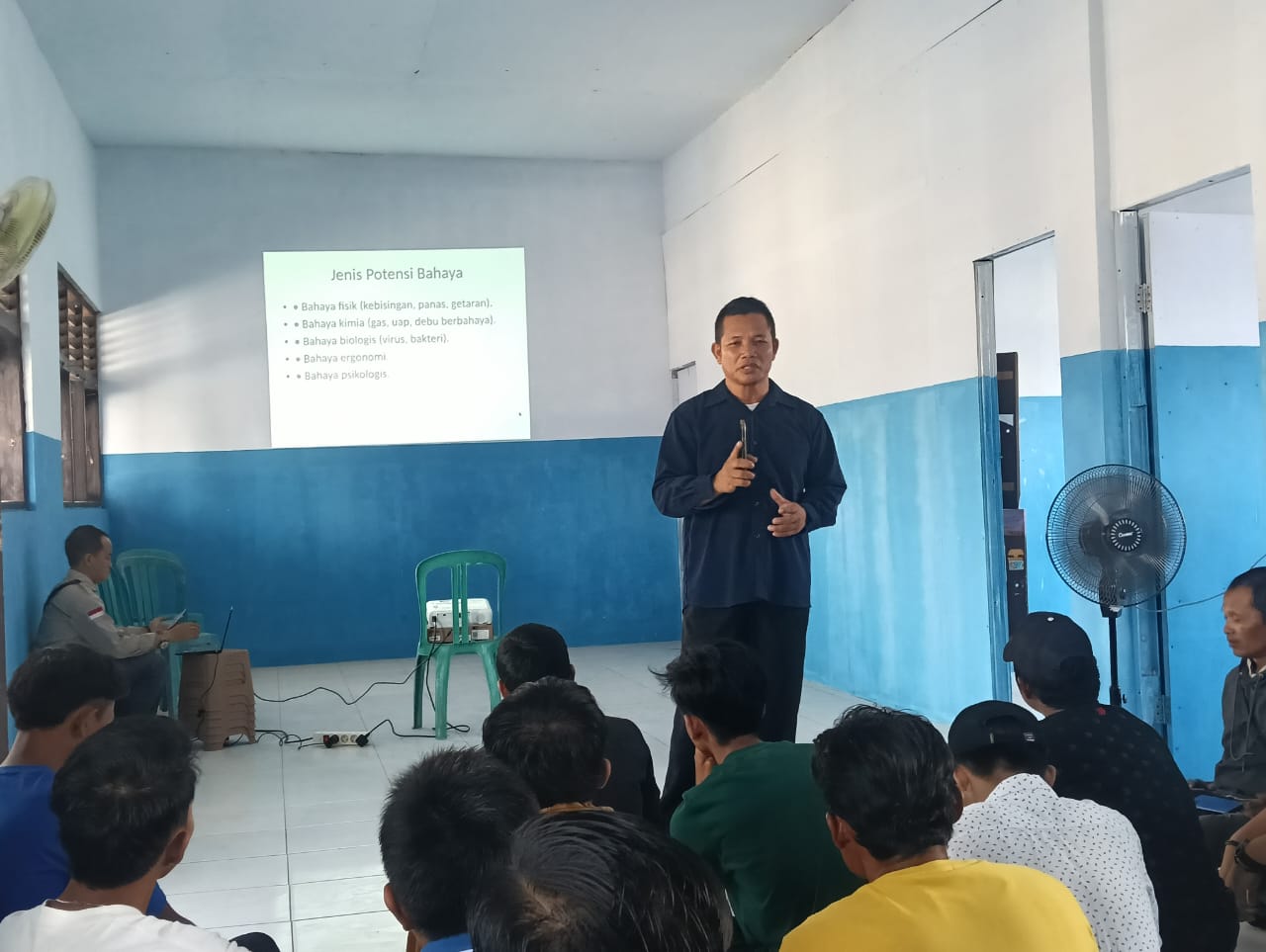 RELAWAN SPPG DIBEKALI STANDAR K3LH, SIAPKAN 500 PAKET MAKANAN BERGIZI