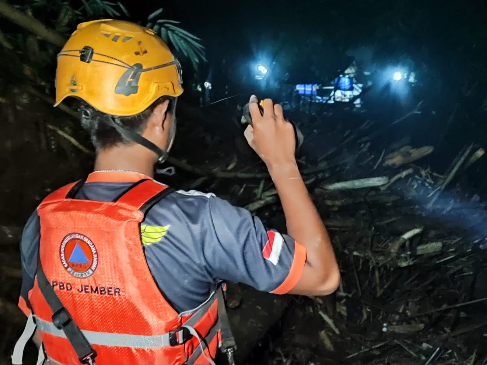BANJIR BANDANG TERJANG PANTI, SATU WARGA HILANG TERSERET ARUS