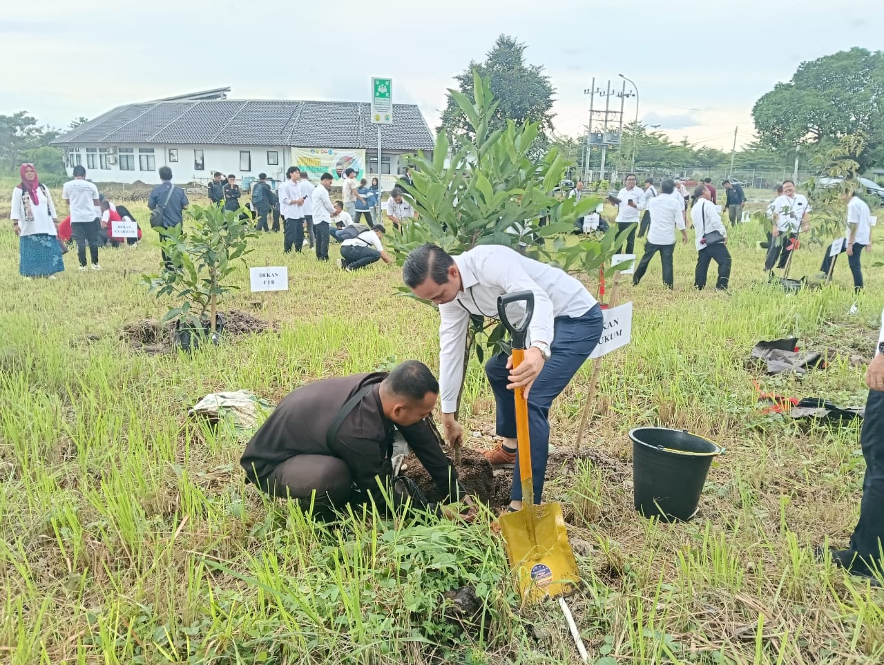 DUKUNG KAMPUS BERKELANJUTAN, UNEJ TANAM 535 POHON DI JUBUNG