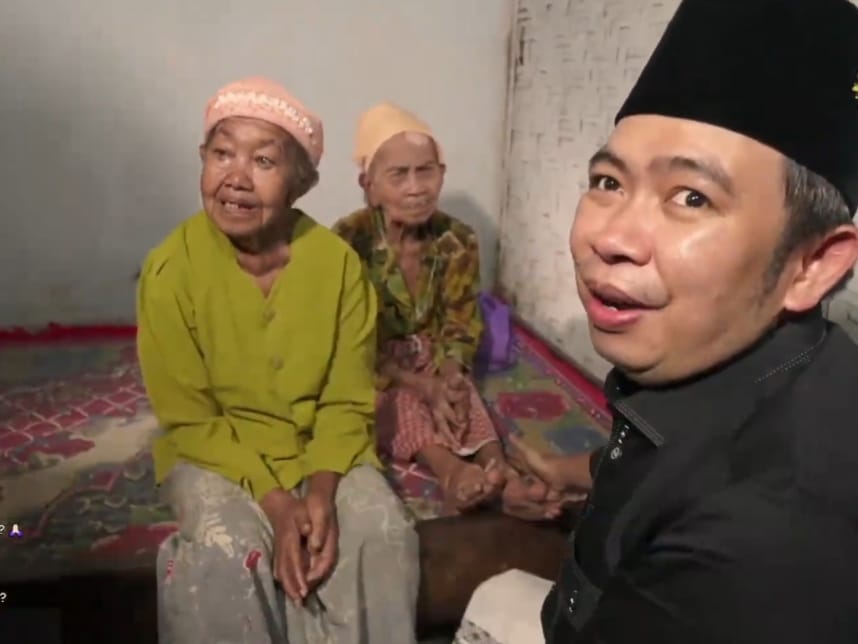 mengharukan-homecare-hadir-mengetuk-pintu-rumah-dua-lansia-sebatang-kara-di-tanggul