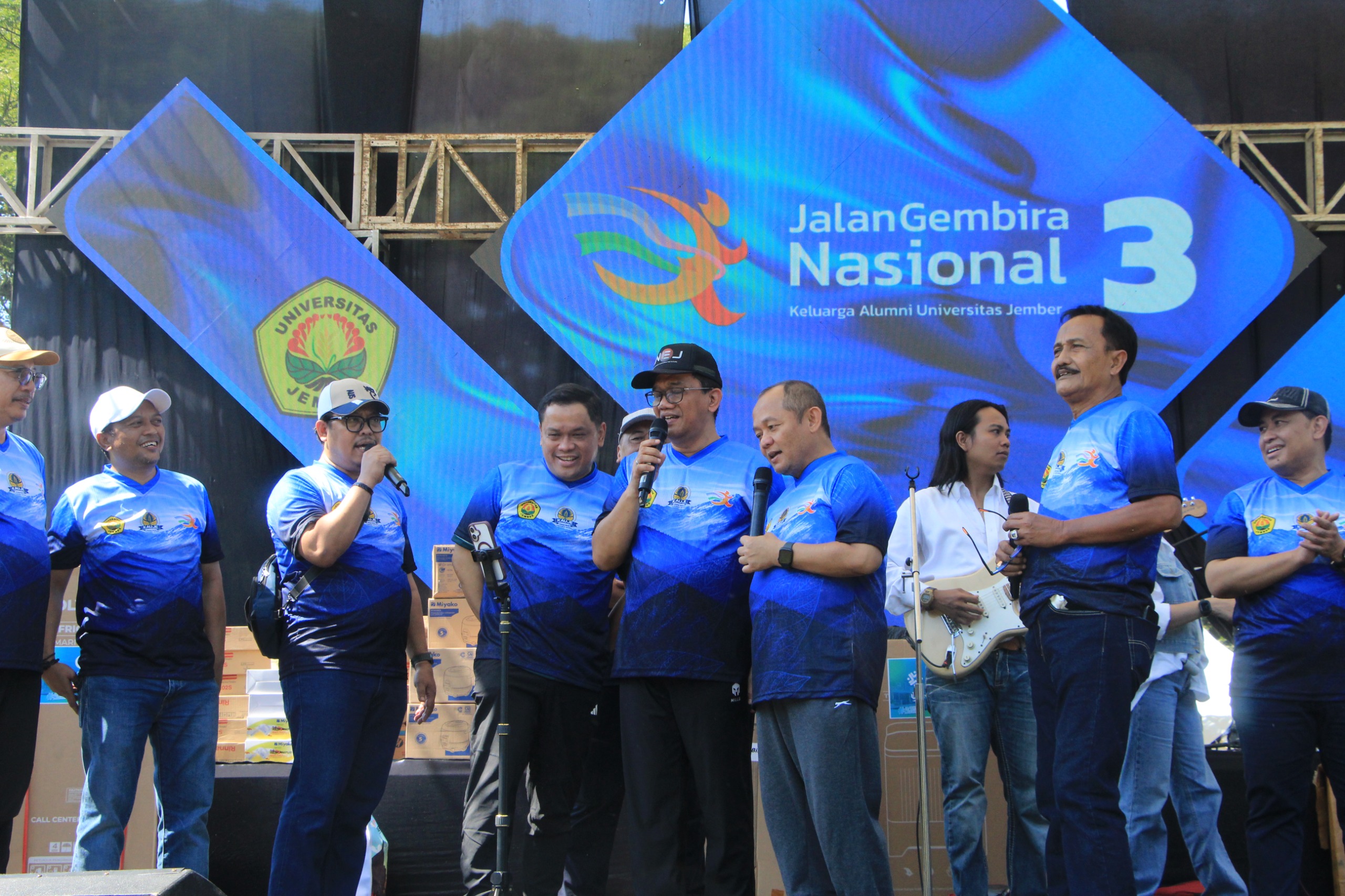 AJANG REUNI, LEBIH DARI 7.000 ALUMNI UNEJ DARI DALAM DAN LUAR NEGERI MERIAHKAN JGN III KAUJE DI KAMPUS TEGALBOTO
