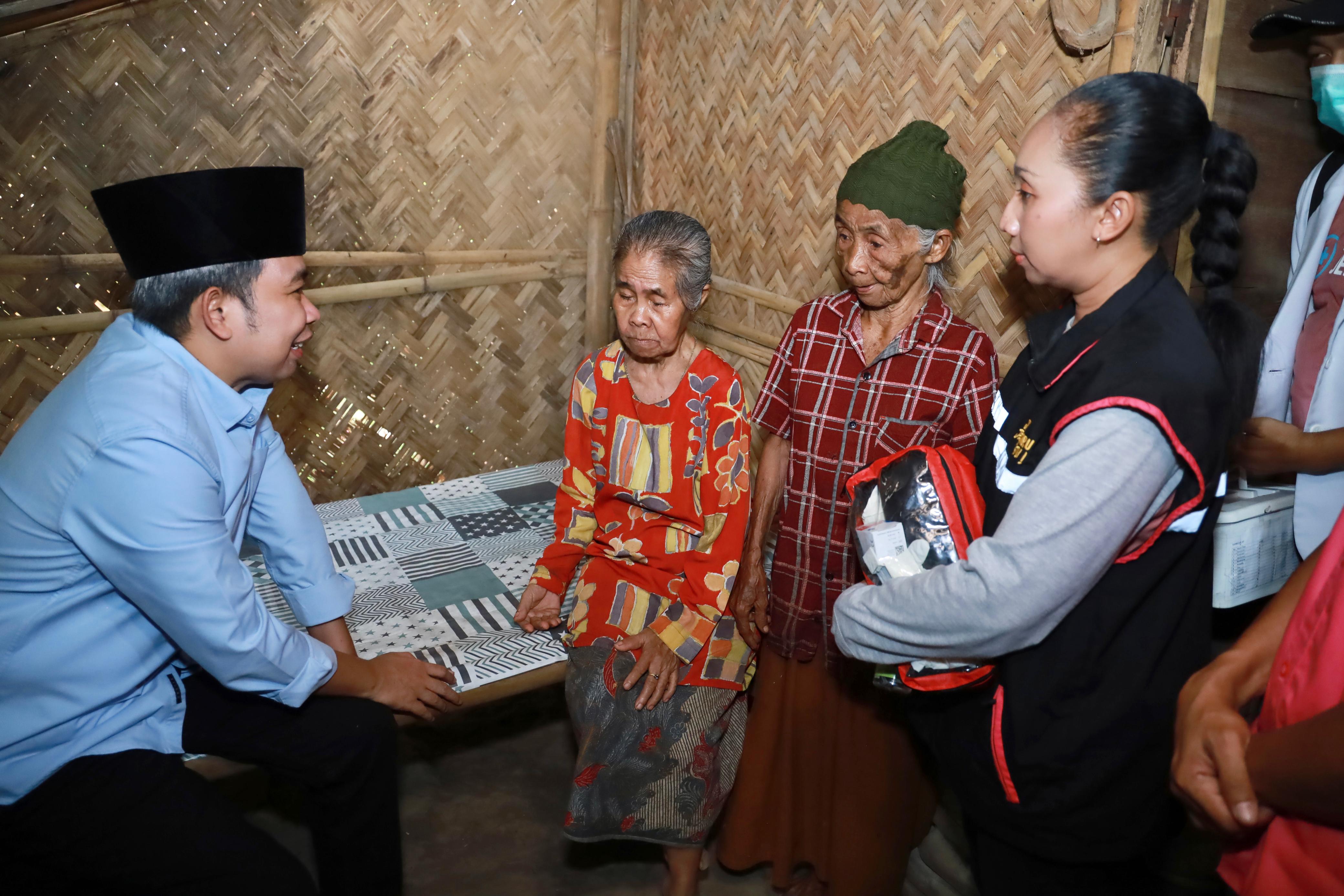 NAIK MOTOR SAMBANGI LANSIA, BUPATI FAWAIT TINJAU LANGSUNG KONDISI WARGA PELOSOK JELBUK